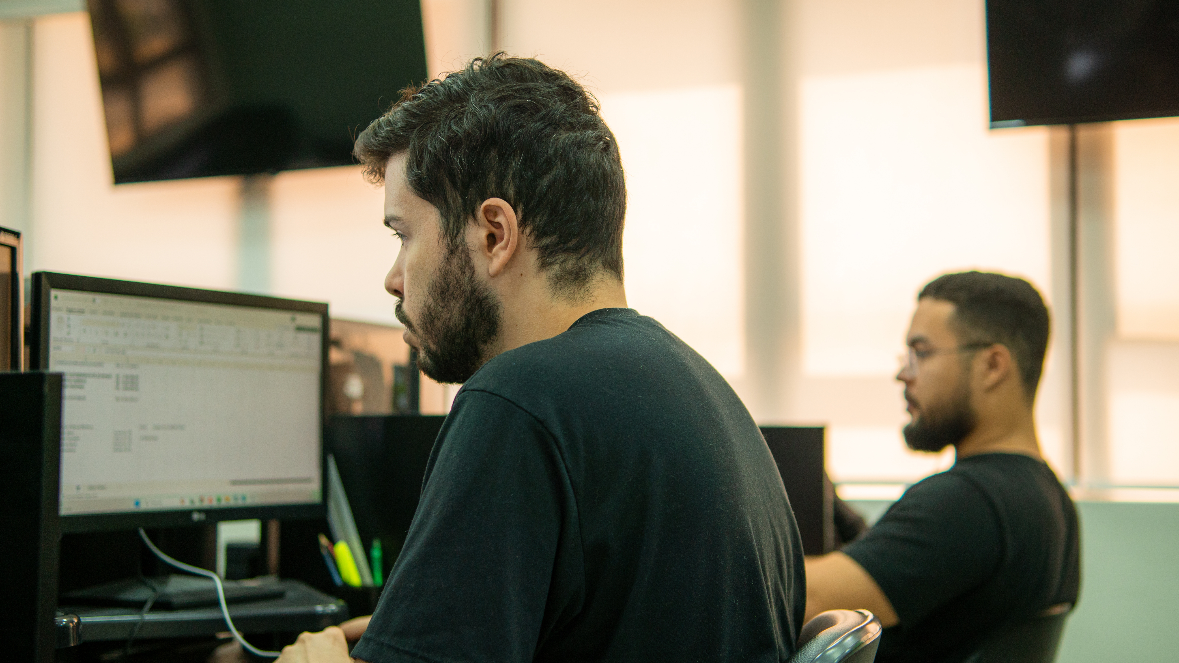 Profissionais em análise estratégica