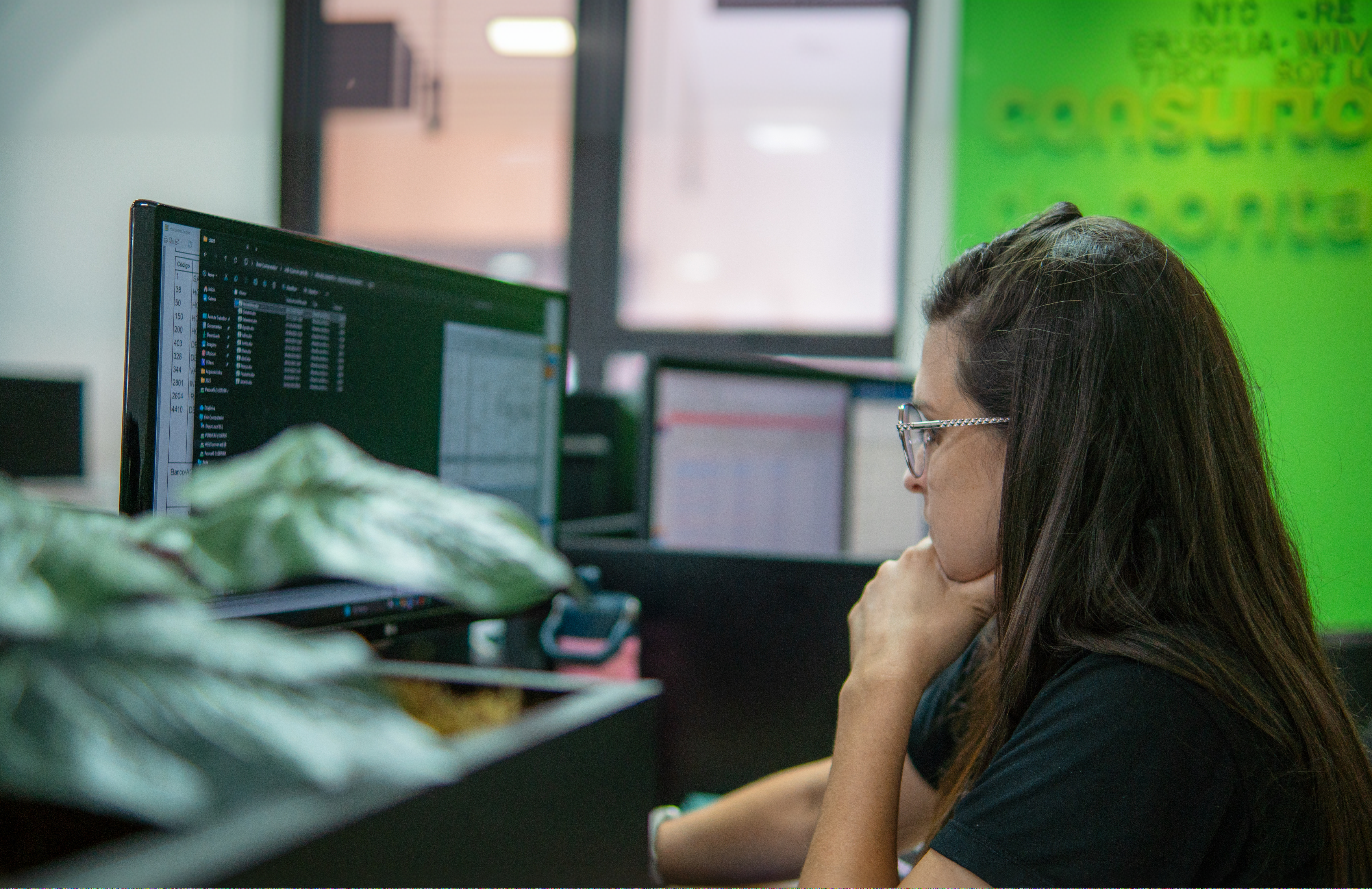 Profissional da PCE acompanhando informações fiscais
