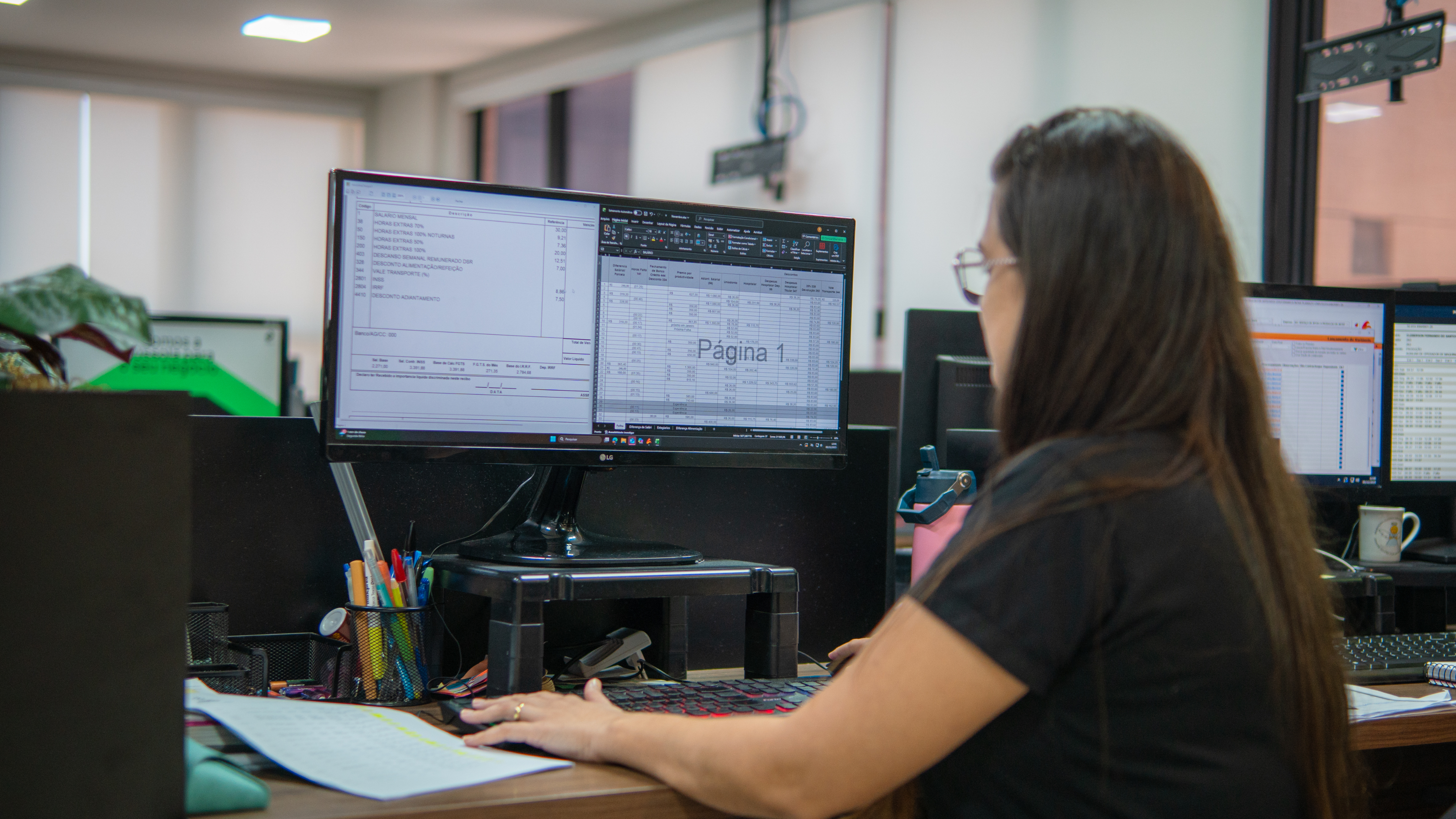 Profissional acompanhando informações financeiras