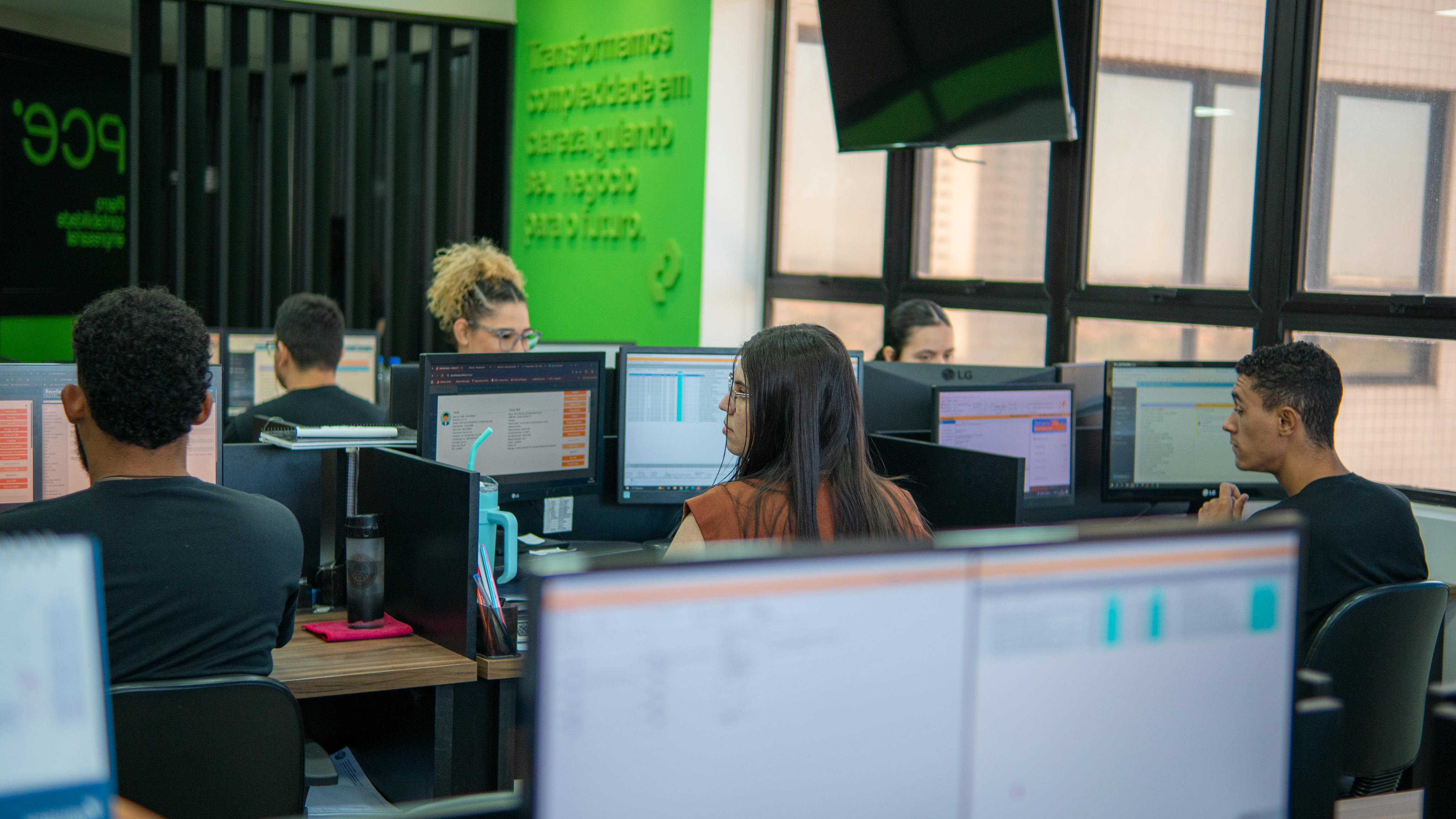 Ambiente de trabalho com painéis de gestão